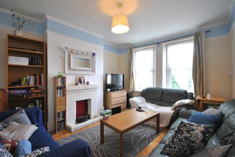 3 bedroom flat to rent, Amblecote Road Grove Park SE12