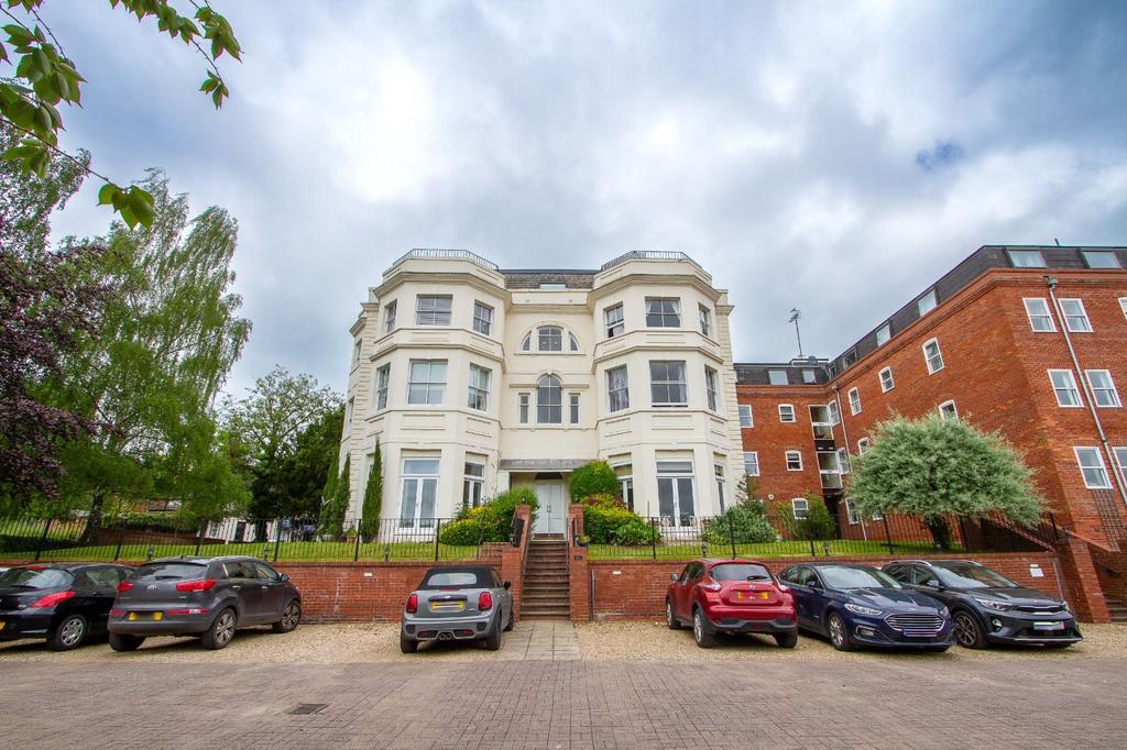 Bridge Street, Kenilworth CV8 2 bed apartment to rent £1,150 pcm (£