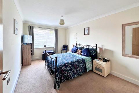 1 bedroom flat for sale, Lymington Road, Highcliffe, Dorset. BH23 5EB