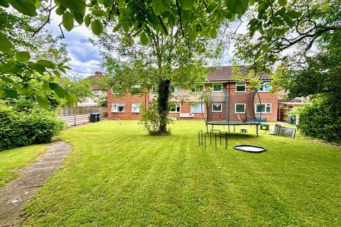 2 bedroom apartment for sale, Wendover Court Wendover Road, Staines-upon-Thames, Surrey, TW18