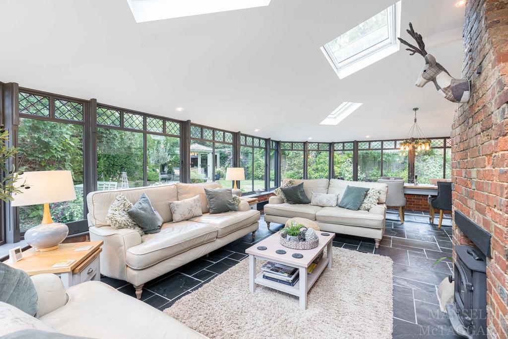 Brookhill Road, Crawley RH10 4 bed detached house for sale £1,000,000