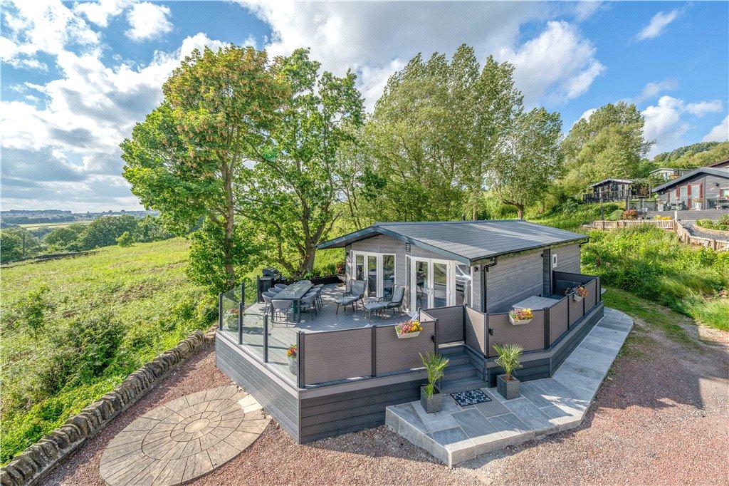 Glen Road, Baildon, West Yorkshire, BD17 2 bed detached house for sale
