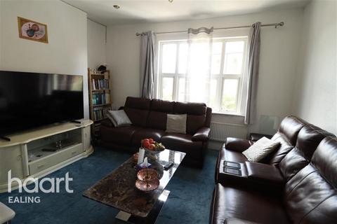 1 bedroom in a flat share to rent, St John's Prade W13