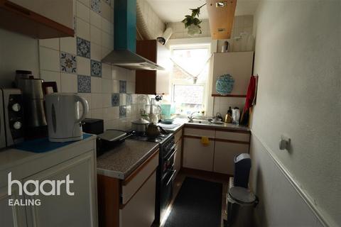 1 bedroom in a flat share to rent, St John's Prade W13