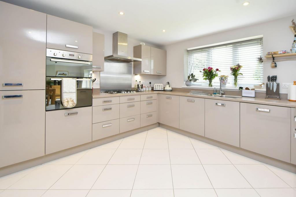 Open planned kitchen &amp; dining area.