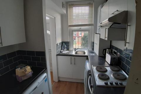 4 bedroom terraced house to rent, Leeds LS4