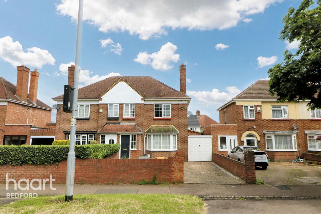 Mile Road, Bedford 3 bed semidetached house for sale £300,000
