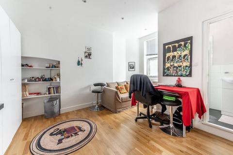 Studio to rent, DE Vere Gardens, High Street Kensington, London, W8