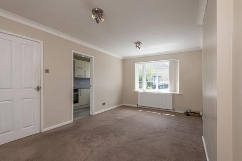 2 bedroom flat to rent, Oakdene Drive, Leeds LS17