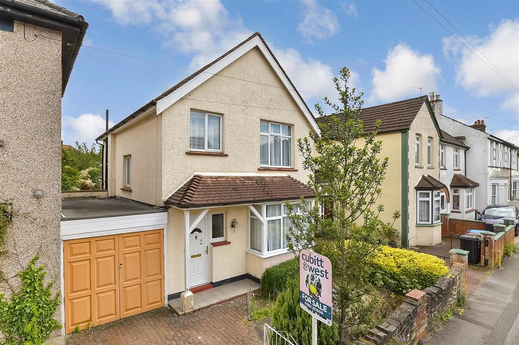 Addison Road, Caterham, Surrey 3 bed detached house for sale £480,000