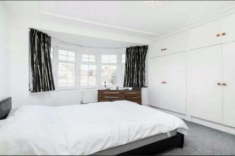 2 bedroom flat to rent, Millway, NW7 3QR