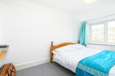 2 bedroom flat to rent, Millway, NW7 3QR