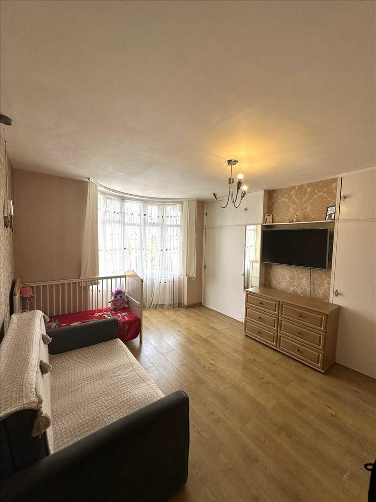 Front bedroom 1: