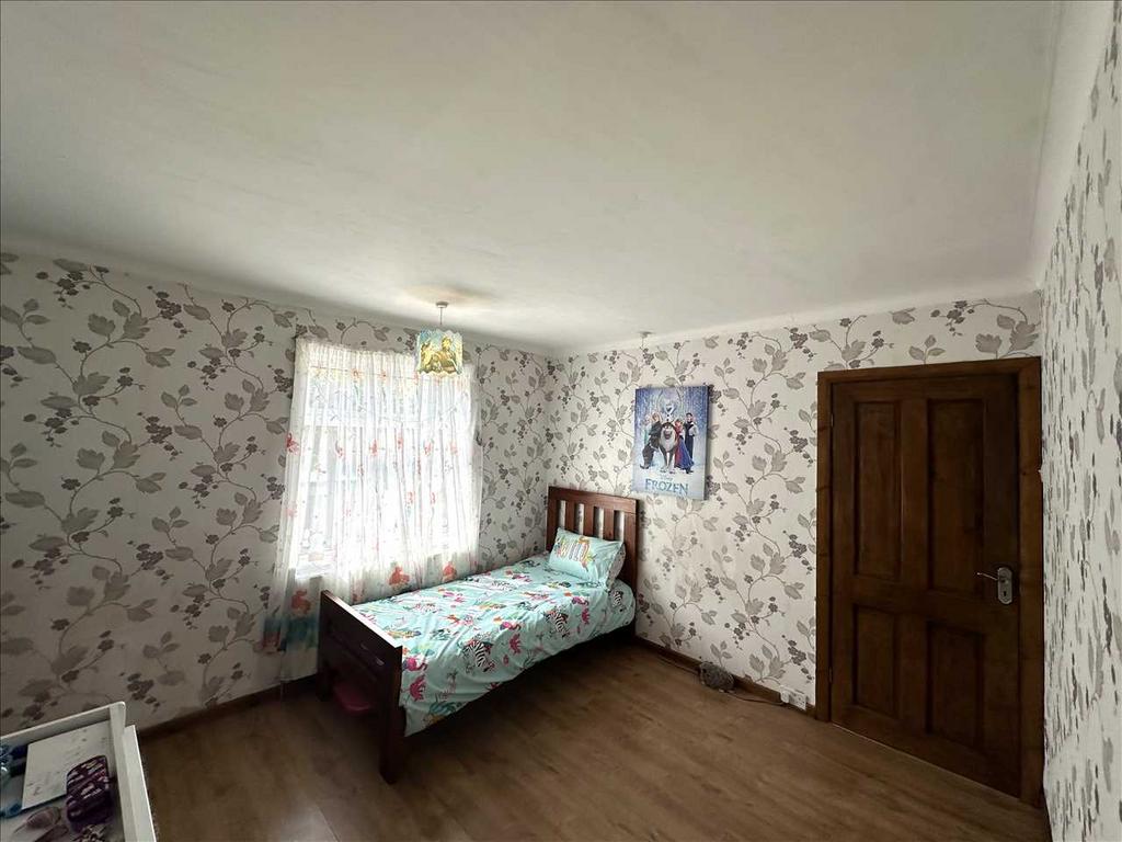 Rear bedroom 2: