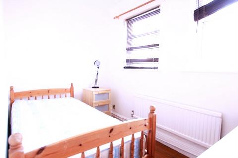 4 bedroom terraced house to rent, Brabazon Street, London, E14