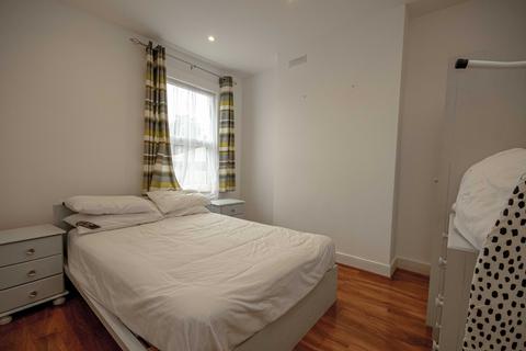 1 bedroom flat to rent, 10B Gosterwood Street, Deptford London SE8 5NX