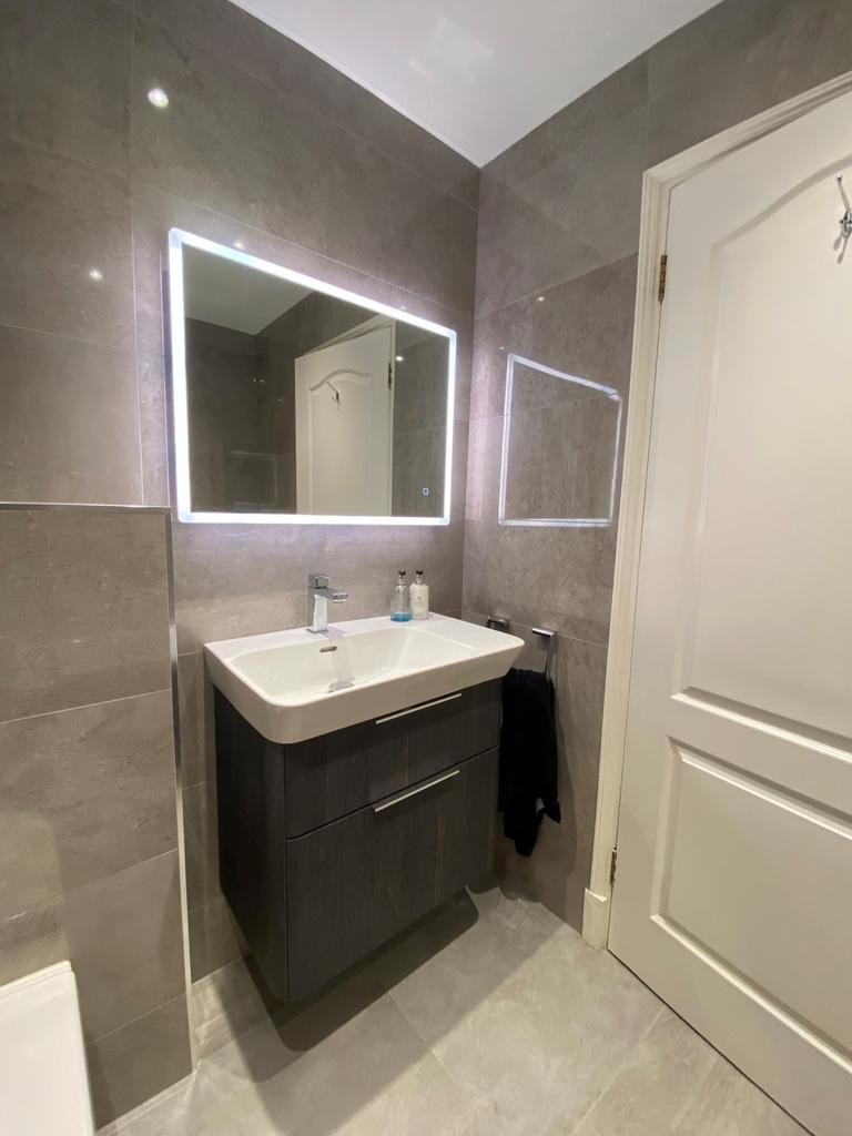 Main bathroom 3