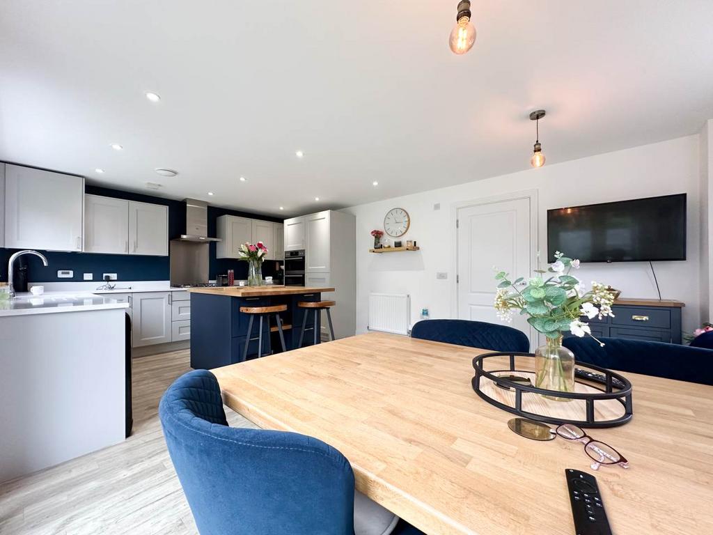 Kitchen dining 2