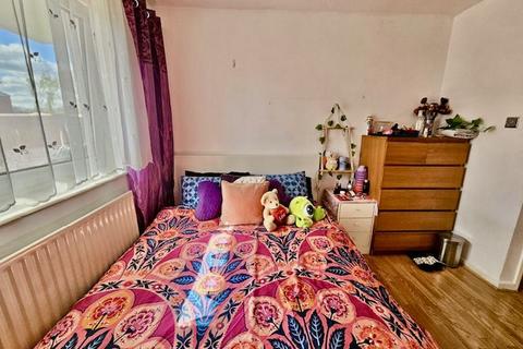 2 bedroom flat to rent, Grove Street, London SE8
