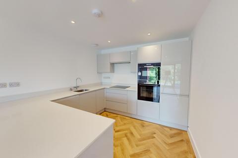 3 bedroom flat to rent, Goldstone Crescent, Hove, BN3