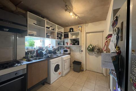 4 bedroom semi-detached house to rent, Landseer Avenue, Bristol BS7