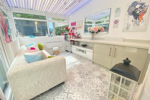40 Dogford Road, Royton, Oldham, OL2 6UA