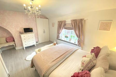 40 Dogford Road, Royton, Oldham, OL2 6UA