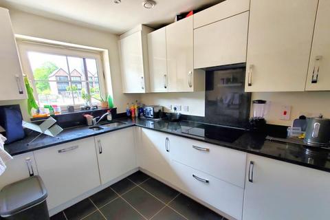 3 bedroom townhouse to rent, Gresham Park Road, Woking GU22