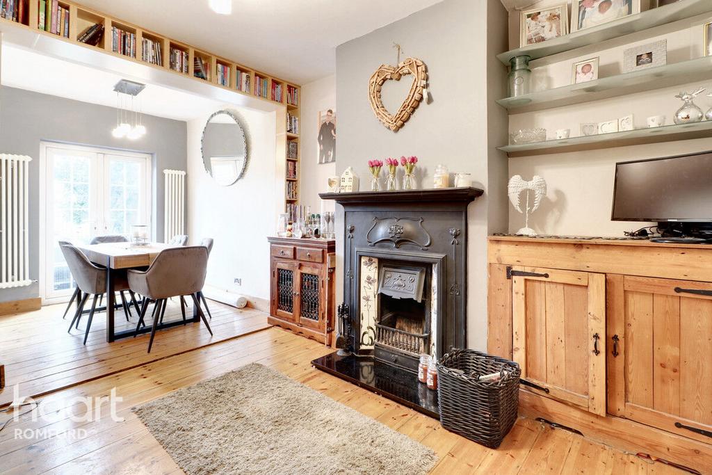 Marks Road, Romford, RM7 7AB 4 bed semidetached house for sale £600,000