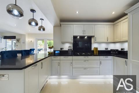 22 Hackwood, Robertsbridge, TN32 5ER