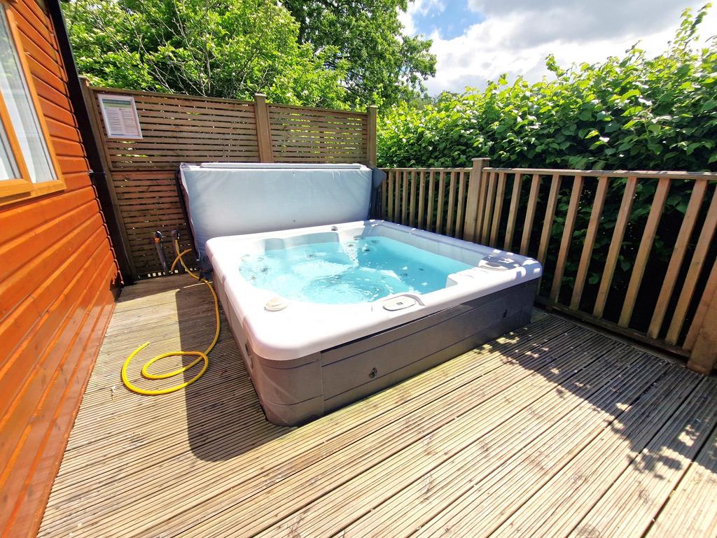Hot Tub &amp; Private Sun Deck