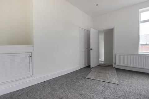 3 bedroom flat to rent, Faraday Grove, Gateshead, NE8