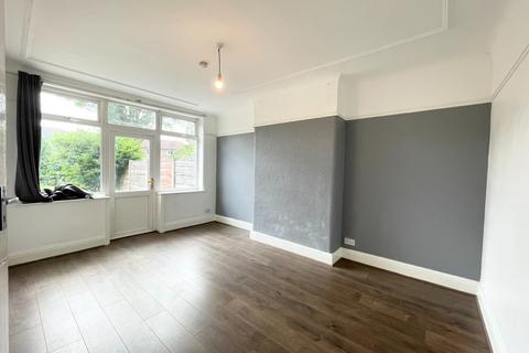 3 bedroom semi-detached house to rent, White Moss Avenue, Manchester M21