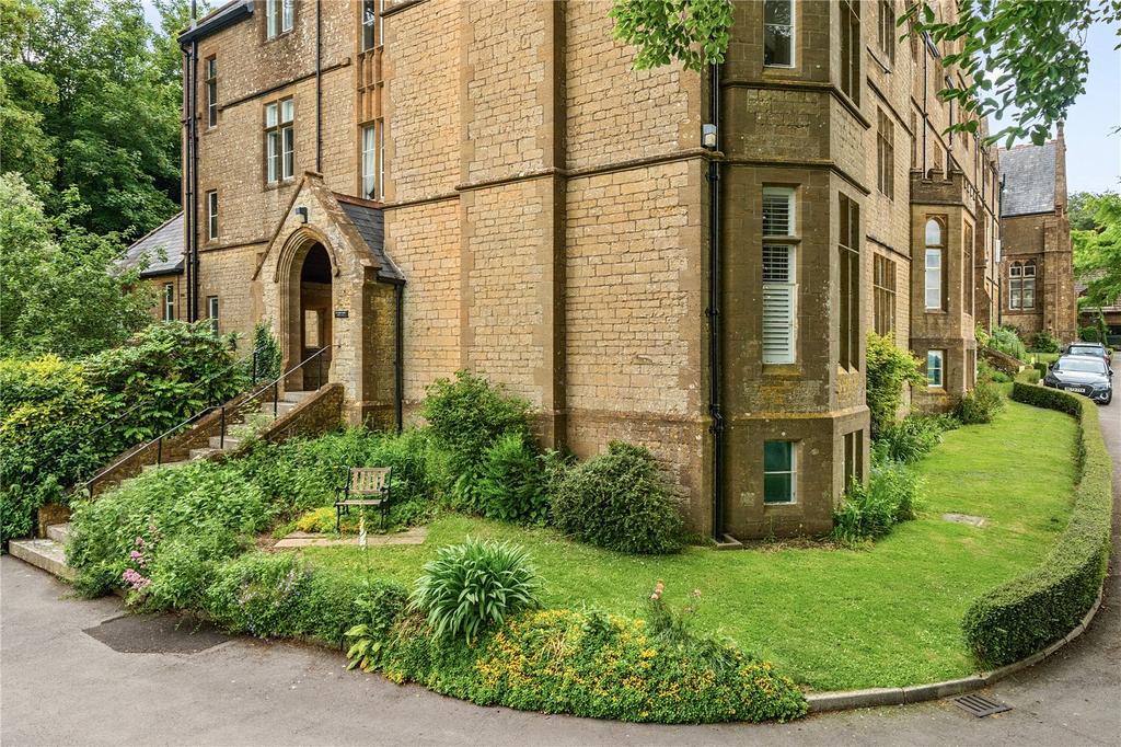 Crewkerne, Somerset TA18 2 bed apartment £400,000