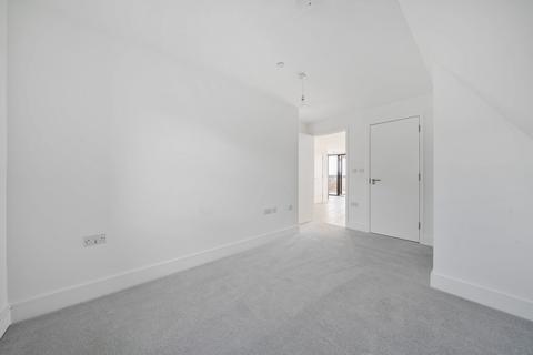 2 bedroom flat to rent, Whiffens Avenue Chatham ME4