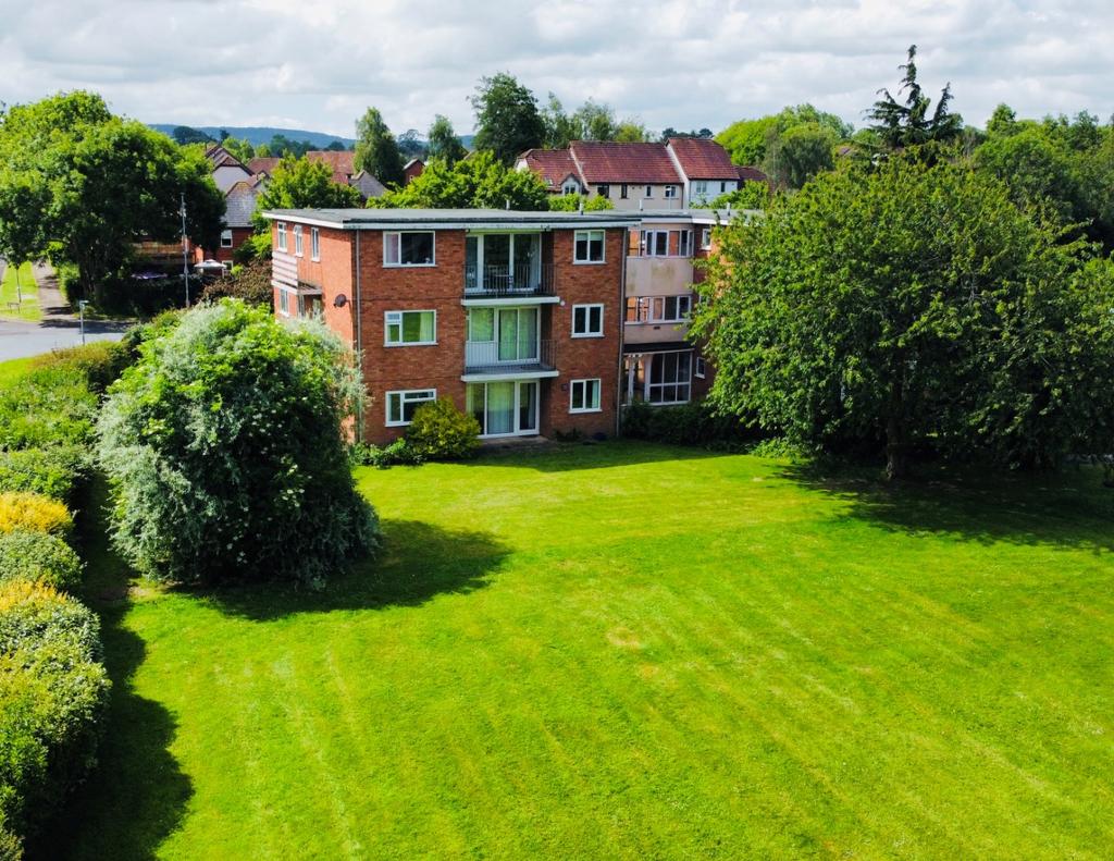 Claremont Court, Windsor Close... 2 bed ground floor flat - £850 pcm (£ ...