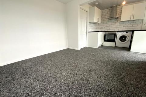 3 bedroom end of terrace house to rent, Fernhill Road, Rutherglen, Glasgow