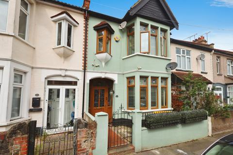 4 bedroom semi-detached house for sale, Macdonald Avenue, Westcliff-on-sea, SS0