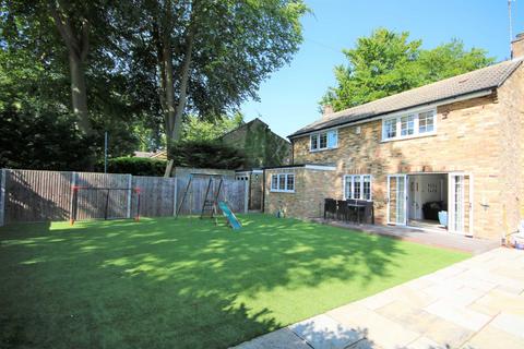 4 bedroom detached house to rent, Knoll Close, Fleet