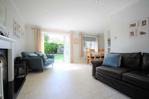 4 bedroom detached house to rent, Knoll Close, Fleet