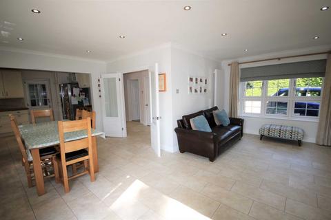 4 bedroom detached house to rent, Knoll Close, Fleet