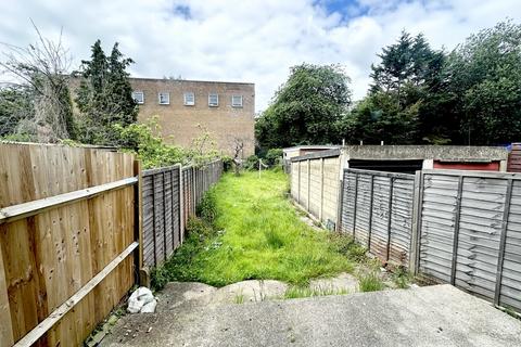 3 bedroom semi-detached house to rent, Twyford Road, Harrow HA2