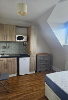 1 bedroom in a house share to rent, Lower Addiscombe Road, Croydon