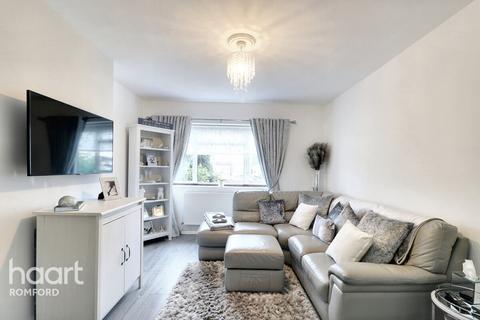 2 bedroom maisonette for sale, Rush Green Road, Romford, RM7 0PS