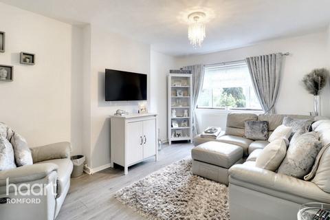 2 bedroom maisonette for sale, Rush Green Road, Romford, RM7 0PS