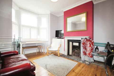 4 bedroom terraced house to rent, Boulter Street, St Clements