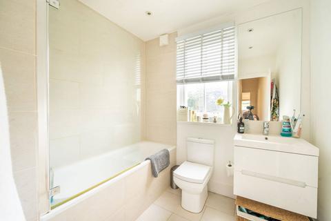 2 bedroom flat to rent, Gorst Road, Wandsworth Common, London, SW11