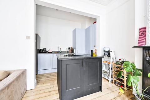 4 bedroom flat to rent, Fulham Road, Parsons Green, London, SW6