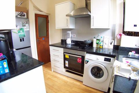 4 bedroom terraced house to rent, Royal Park Mount, Leeds