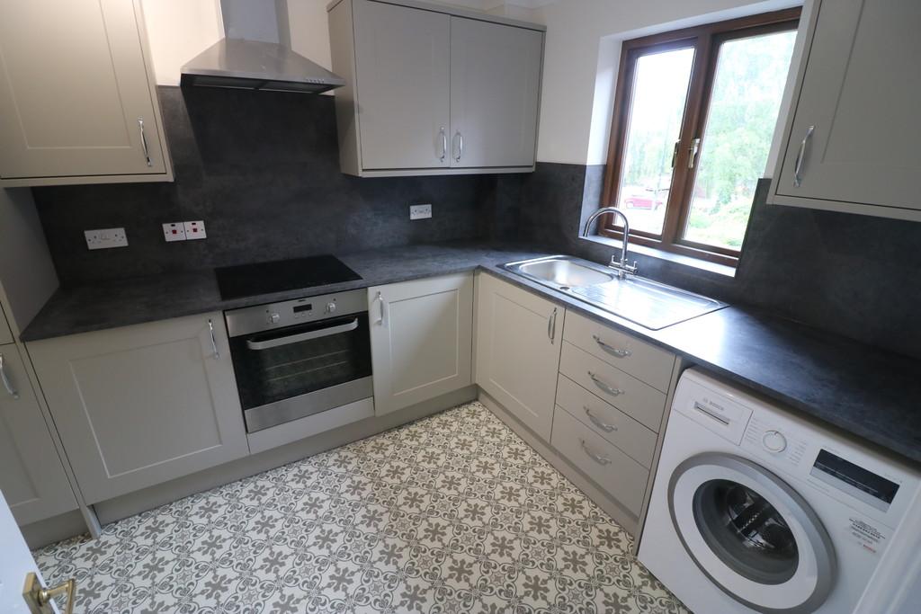 Eastview House, Outer Trinities... 2 bed flat £875 pcm (£202 pw)